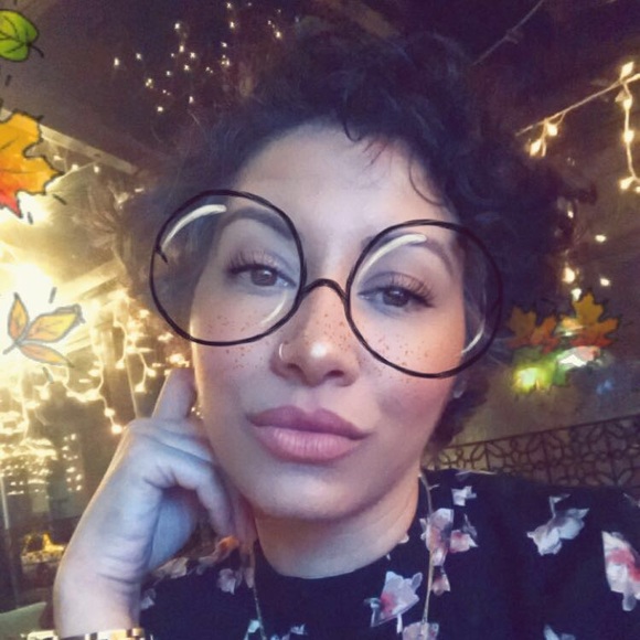 Meet your Posh Ambassador, Jennifer - Picture 2 of 3